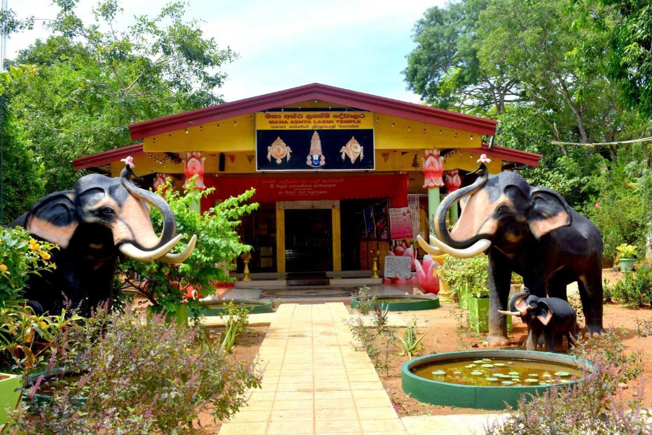 Sri Mayura Holiday Resort 卡特勒格默 外观 照片